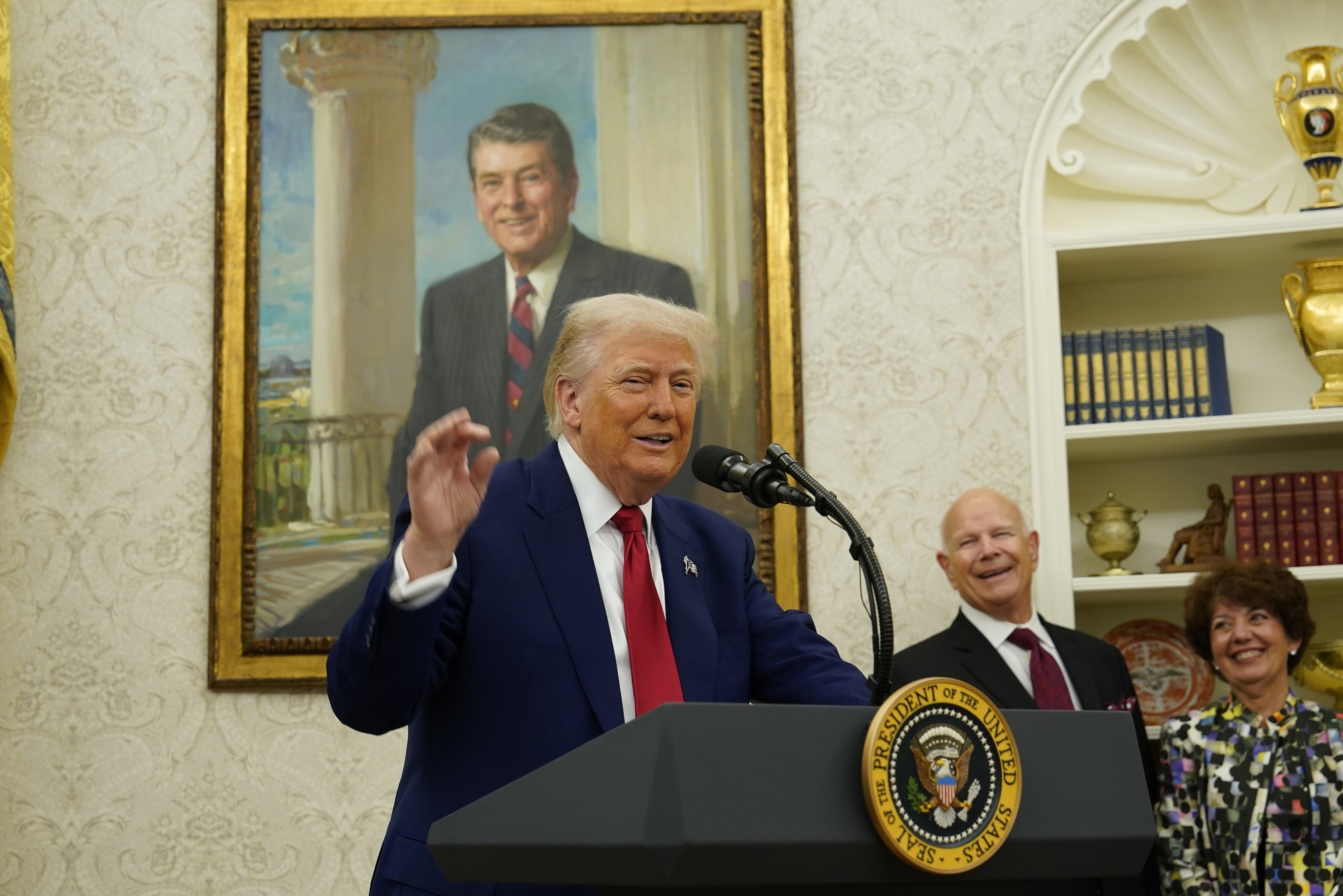 В США кандидатов на госслужбу обяжут писать эссе с оценкой указов Трампа