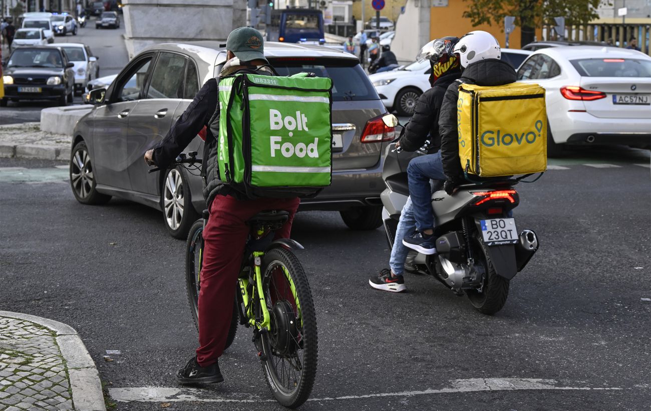 Кабмін схвалив нові податки на доходи від Uber, Glovo та інших платформ: що зміниться