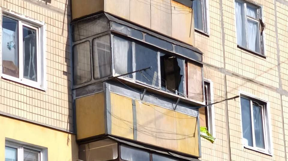 Росіяни завдали ударів по Нікополю: 3 поранених, пошкоджена багатоповерхівка