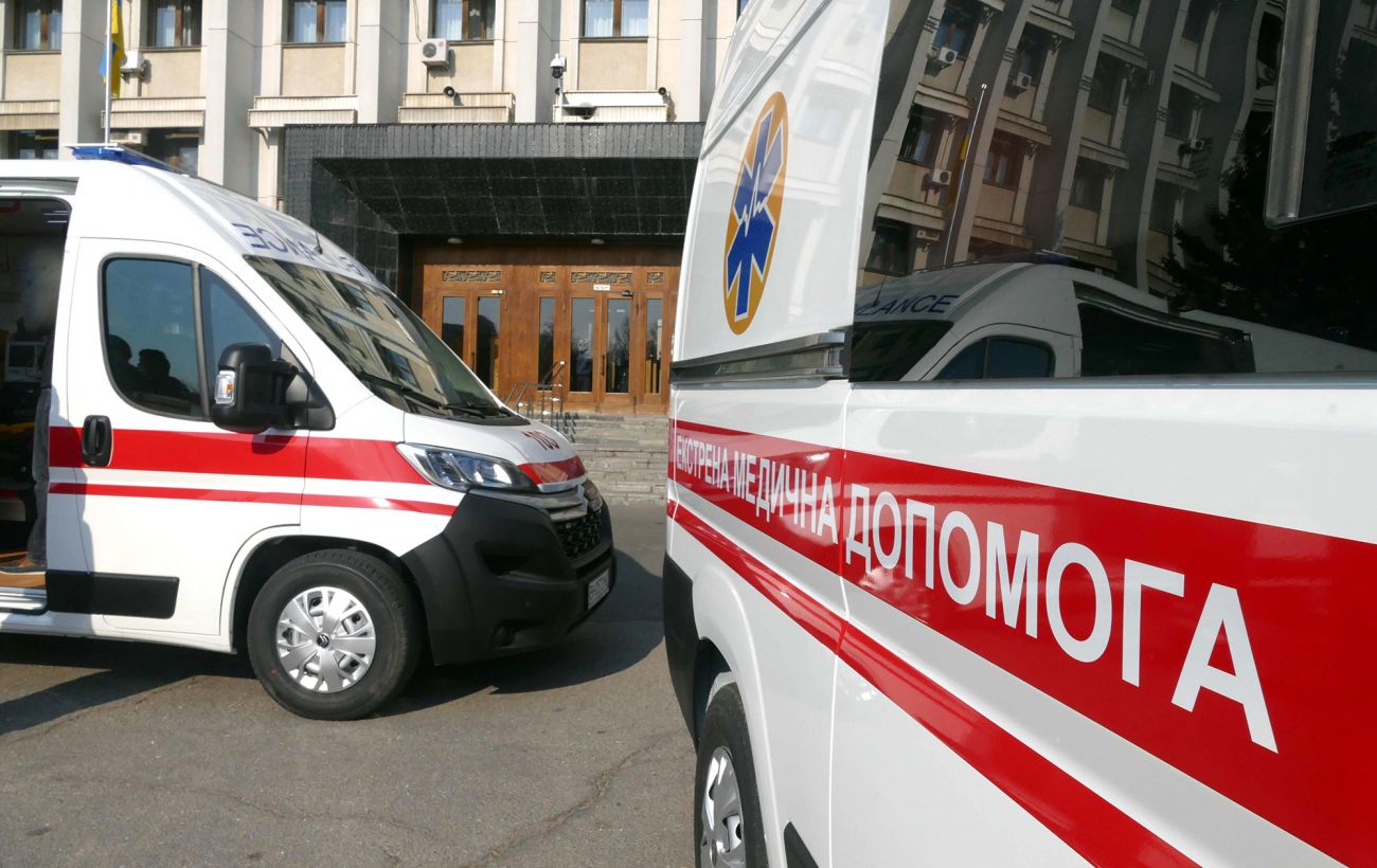 У центрі Херсона комунальники підірвались на невідомому предметі: всі деталі