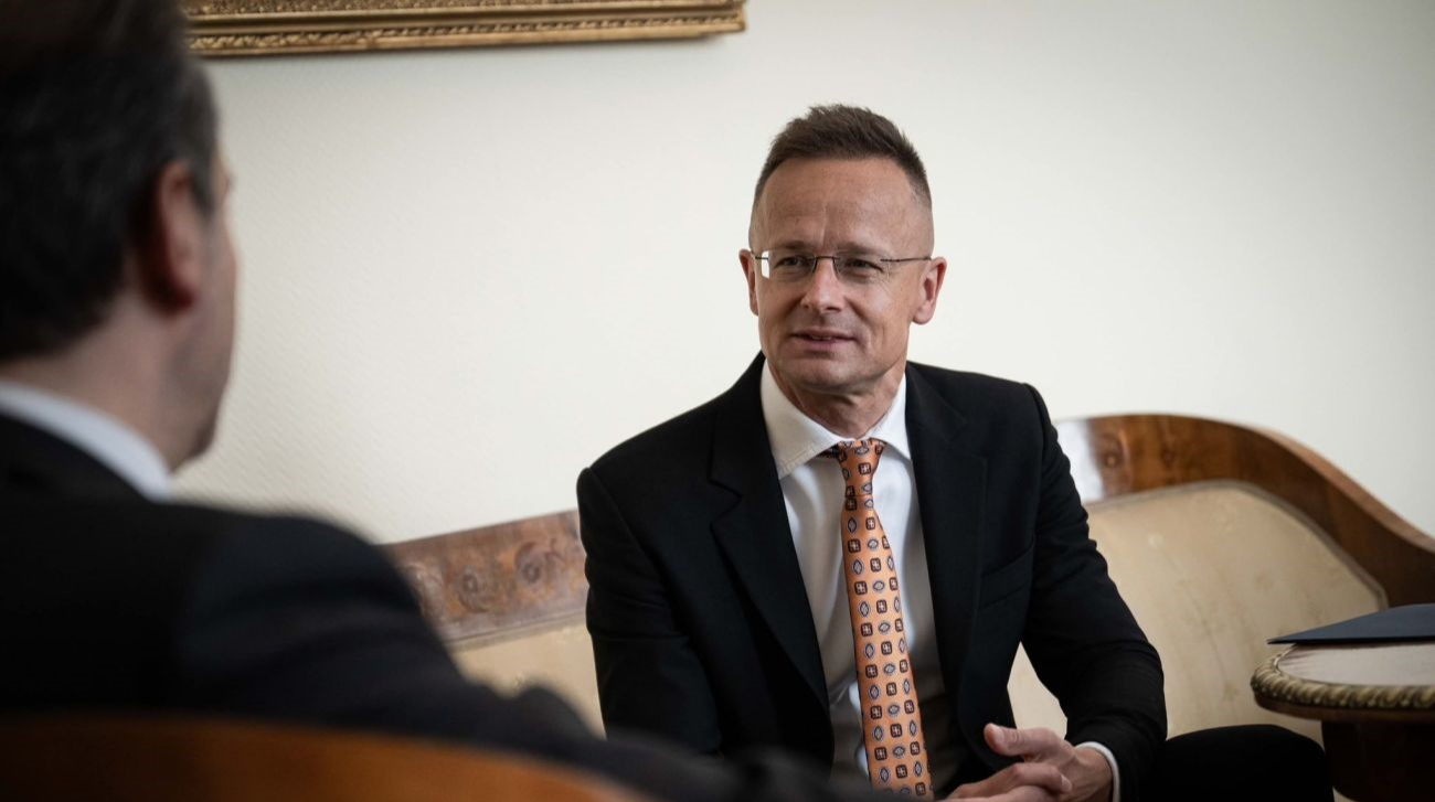 Сійярто виправдовує викрадення грошей Ощадбанку “українською військовою мафією”, у МЗС відповіли