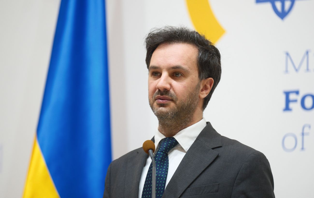 “На злодієві шапка горить”: в МЗС висміяли істерики Сійярто щодо грошей Ощадбанку
