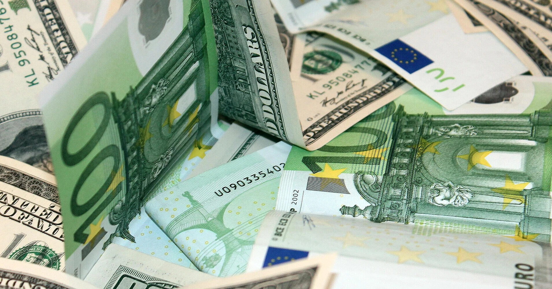 НБУ знову знизив курс долара, але євро продовжило дорожчати