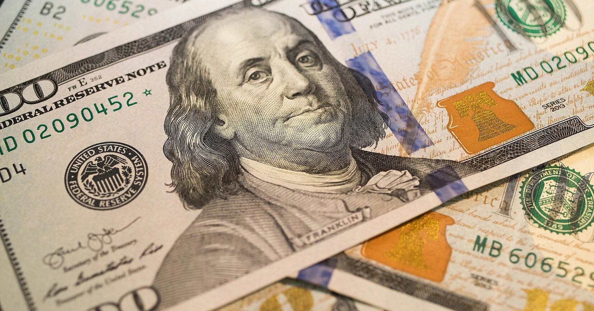 Долар подорожчав на міжбанку та готівковому ринку, НБУ підвищив офіційний курс.